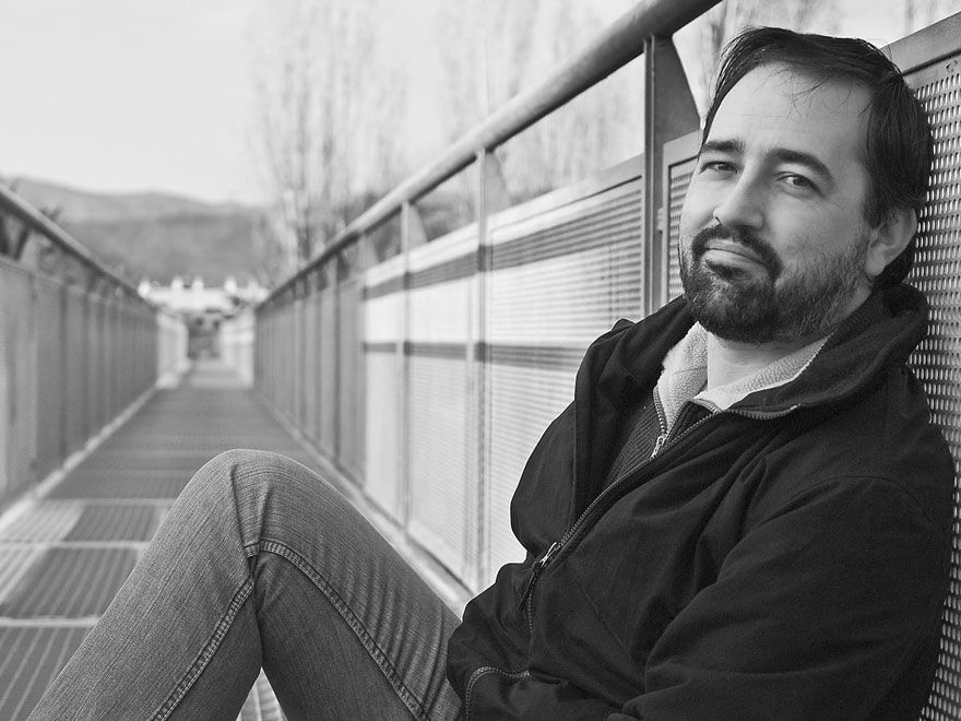 «Nos abre los ojos a la delgada línea que separa nuestra normalidad y bienestar de la entrada al laberinto», entrevista de Eric Gras para el Mediterráneo