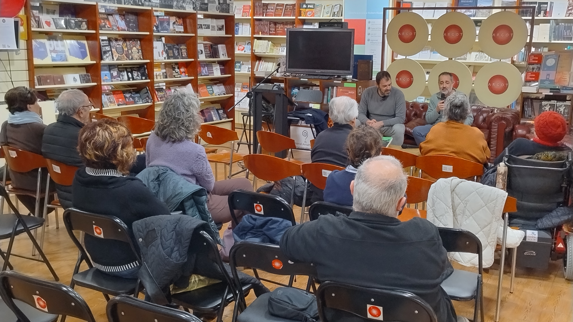 «Olvido no tenía otra alternativa que adentrarse en la oscuridad», tertulia en librería Argot